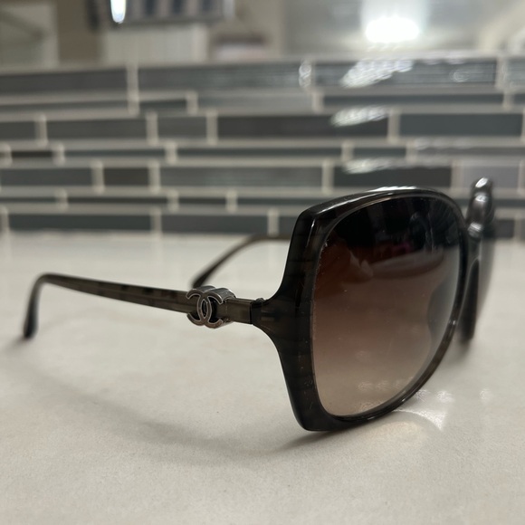 Chic Black Chanel Sunglasses - Picture 3 of 9